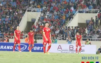 Các cầu thủ Việt Nam thẫn thờ sau trận thua thảm trước Thái Lan