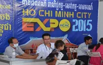 Bác sĩ Việt Nam khám bệnh, phát thuốc miễn phí ở Campuchia