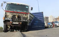 TP.HCM: Xe đầu kéo rơi container vì… đường lún