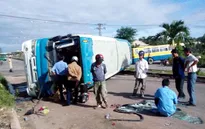 Hai xe chở công nhân đâm nhau, hàng chục người bị thương