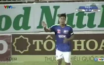 Văn Long chuyền bóng nguy hiểm về gôn, suýt khiến HAGL ôm hận