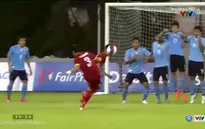 Mạnh Hùng sút phạt vọt xà ngang cầu môn U23 Lào