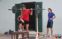 VTV Cup 2015: Các cô gái bóng chuyền căng sức đẩy tạ nặng