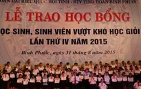 Trao học bổng cho học sinh, sinh viên vượt khó học giỏi năm 2015