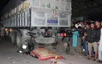 Xe máy va chạm mạnh ô tô, 3 người tử vong