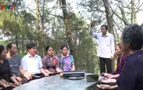 Kỳ lạ chuyện người đàn ông dùng tay thu năng lượng vũ trụ để chữa bệnh