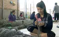 Phụ nữ Khánh Hòa nhọc nhằn mưu sinh với nghề vá lưới