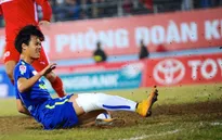Sân cỏ tại V.League xuống cấp: Câu chuyện mãi chưa tìm ra lời giải