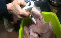 Hà Nội: Phát hiện bánh chưng, giò chả vi phạm an toàn thực phẩm