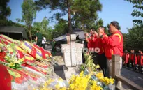 Các VĐV đua xe đạp dâng hương tưởng niệm Đại tướng Võ Nguyên Giáp