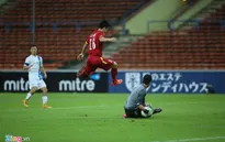 Thanh Bình nhẹ nhàng đệm bóng vào lưới trống nâng tỉ số lên 4-0