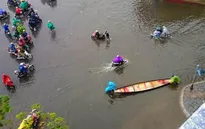 Mưa lớn gây ngập, người dân bơi thuyền giữa TP Huế