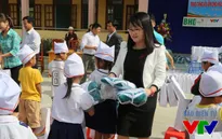Quỹ Tấm lòng Việt trao áo ấm cho học sinh nghèo tỉnh Quảng Bình