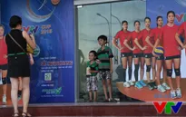 VTV Cup 2015: CĐV Bạc Liêu thích thú chụp ảnh với áp phích sao bóng chuyền