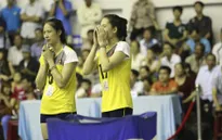 VTV Cup 2015: Hoa khôi Lê Thúy đứng ngồi không yên ở khu vực dự bị