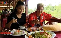 Tăng Nhật Tuệ trổ tài nấu gà hấp mắm nhĩ