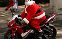 Dàn ông già Noel diễu hành bằng xe mô tô phân khối lớn ở Mexico