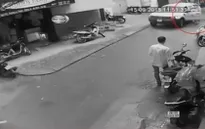 Ô tô không người lái bất ngờ lao lên vỉa hè