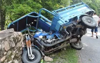 Bà Rịa - Vũng Tàu: Lật xe trên núi, 12 người bị thương