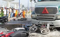 TP.HCM: Xe bồn đâm liên hoàn 6 xe máy, 7 người bị thương