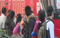 Hà Nội: Thiếu nhà chờ xe buýt, người dân đứng tràn ra quốc lộ