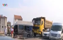 Hà Nội: Đâm nát đuôi xe khách, lái xe tải bỏ trốn