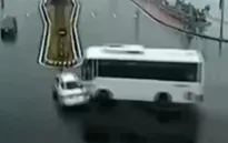 Tông vào xe khách, taxi xoay tròn nhiều vòng