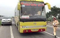 Xe khách 2 lần lao vào CSGT bị tước phù hiệu 1 tháng