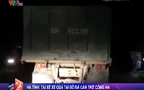 Hà Tĩnh: Tài xế xe quá tải rải đá chặn đường công an truy bắt