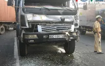 Tránh gây tai nạn, tài xế cho xe đâm vào đuôi container