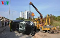 TP.HCM: Ô tô rơi khỏi cầu Rạch Cây, "bay" xuống đất