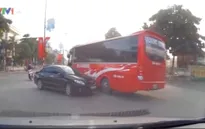 Xe khách vượt đường ngang bất chấp rào chắn