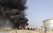 Yemen: Trúng tên lửa, nhà máy lọc dầu cháy lớn