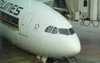 Máy bay Singapore Airlines gãy càng trên đường băng