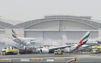 Máy bay hãng Emirates bốc cháy, hàng nghìn hành khách mắc kẹt