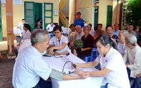 Hà Nội: Khám bệnh miễn phí cho người cao tuổi tại thị xã Sơn Tây