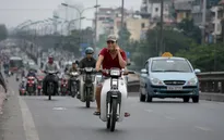 Vừa lái ô tô vừa dùng điện thoại phạt 800.000 đồng