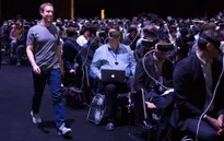 Bức ảnh chụp Mark Zuckerberg khiến cả thế giới lo sợ về tương lai giống như phim Ma Trận