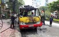 Hà Nội: Xe buýt bốc cháy dữ dội, hành khách tháo chạy