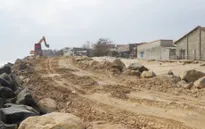 Xây kè tạm bảo vệ 45 hộ dân đang bị triều cường xâm thực đe dọa