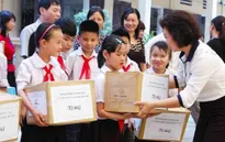 Tặng sách cho học sinh 4 tỉnh bị ảnh hưởng do Formosa