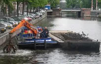 Khó tin nghề câu... xe đạp dưới lòng kênh Amsterdam