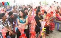 Đại sứ quán Việt Nam thăm và tặng quà Tết cho bà con Việt kiều