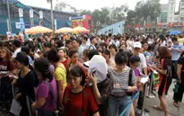 Hàng ngàn người xếp hàng mua vé máy bay giá rẻ Vietnam Airlines