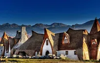 Khách sạn làm bằng rơm và đất sét đẹp như cổ tích ở Transylvania