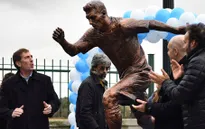 Người Argentina dựng tượng, xuống đường tuần hành vì Messi