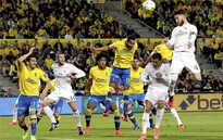 Sergio Ramos vừa ghi bàn, lập kỉ lục và cũng dính luôn thẻ đỏ
