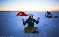 Nhiếp ảnh gia đơn độc khám phá sa mạc muối lớn nhất thế giới ở Bolivia