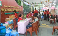 Sinh viên Hà Nội hưởng ứng tham gia hiến máu trong tiết trời oi bức