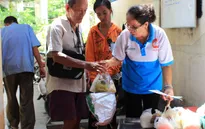 Cán bộ phường nấu cơm miễn phí cho các hộ dân nghèo